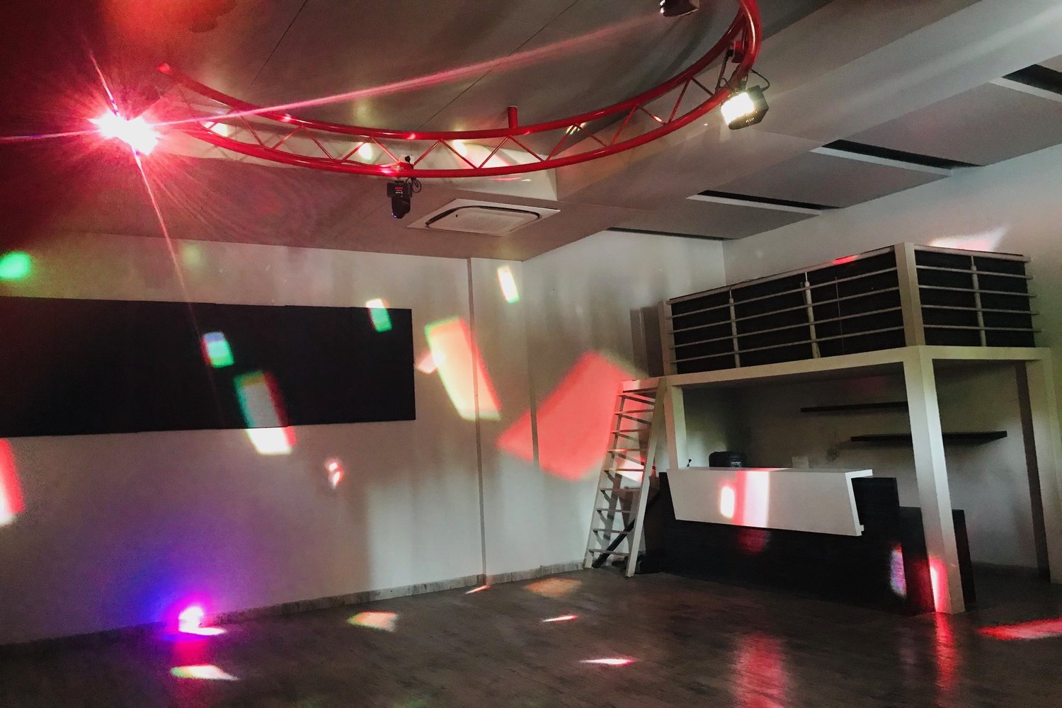 rsz_dj_hall_pic1